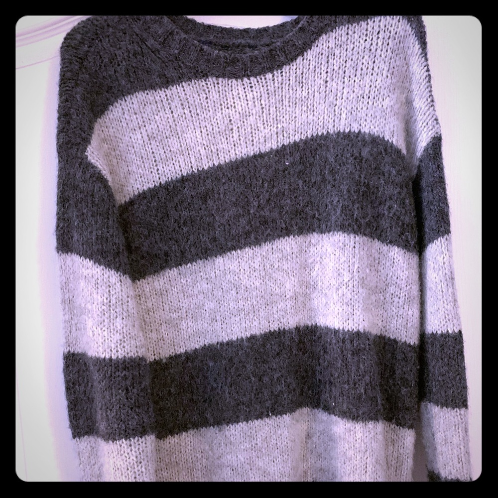 American Eagle gray sweater